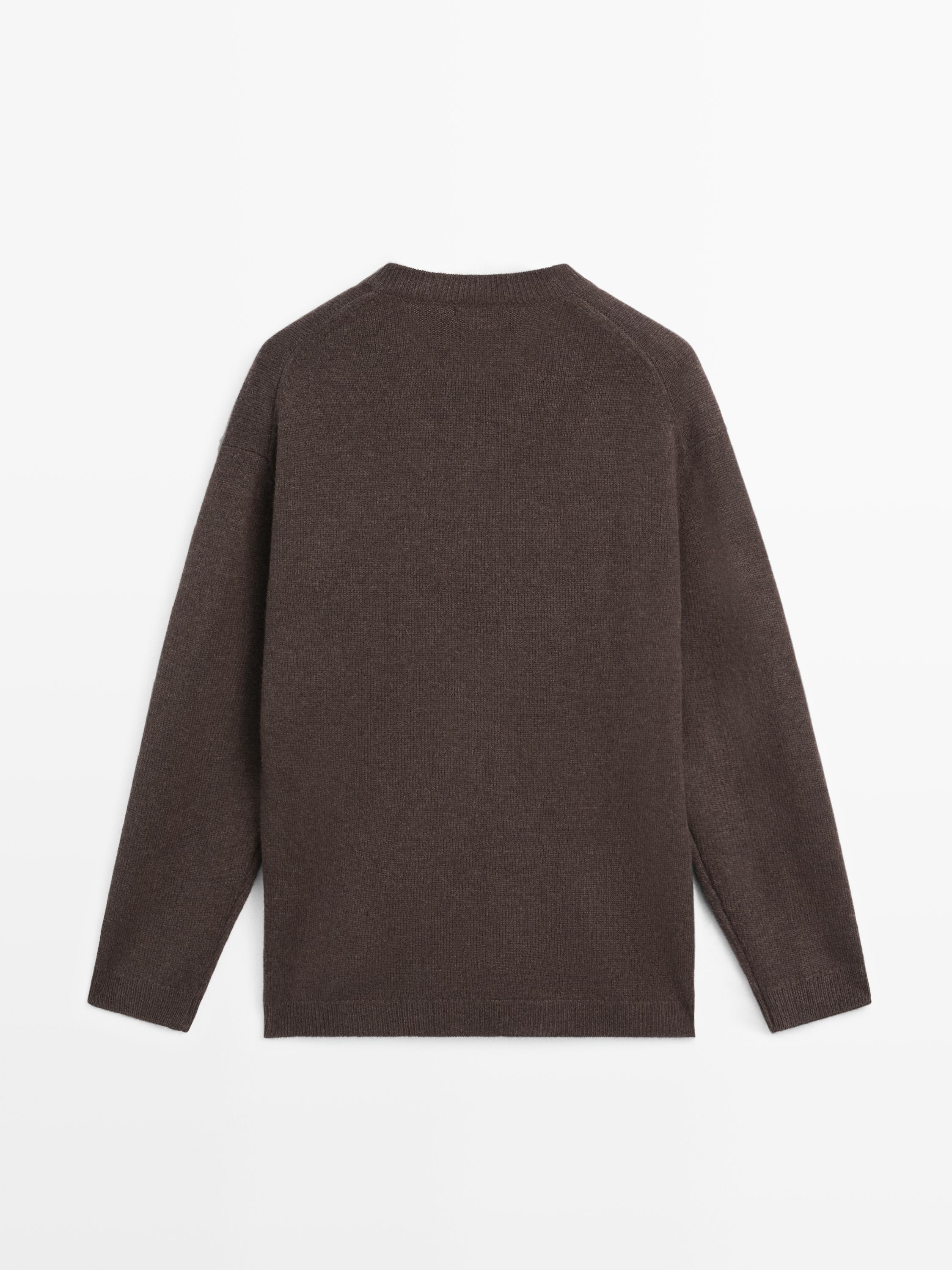 Oversize V-neck knit sweater